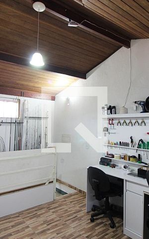 Casa à venda com 215m², 3 quartos e 2 vagasEscritório