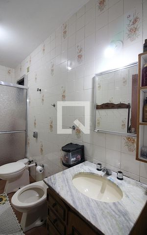 Casa à venda com 215m², 3 quartos e 2 vagasQuarto 1 - Suíte Banheiro