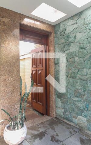 Casa à venda com 300m², 3 quartos e 4 vagas Casa à venda com 300m², 3 quartos e 4 vagasEntrada