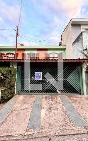 Casa à venda com 150m², 3 quartos e 2 vagas Casa à venda com 150m², 3 quartos e 2 vagasFachada