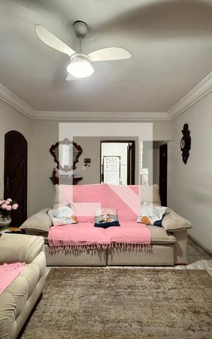 Casa à venda com 150m², 3 quartos e 2 vagas Casa à venda com 150m², 3 quartos e 2 vagasSala