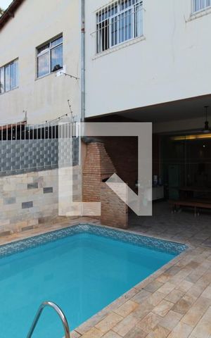Casa à venda com 240m², 3 quartos e 2 vagasPiscina
