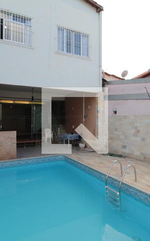 Casa à venda com 240m², 3 quartos e 2 vagasPiscina