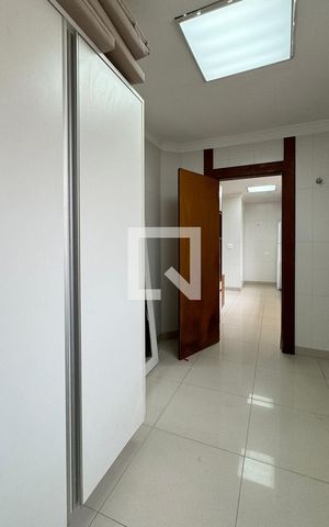 Casa de condomínio para alugar com 450m², 4 quartos e 6 vagasÁrea de Serviço