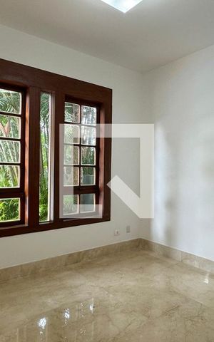 Casa de condomínio para alugar com 450m², 4 quartos e 6 vagasEscritório