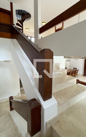 Casa de condomínio para alugar com 450m², 4 quartos e 6 vagasEscada
