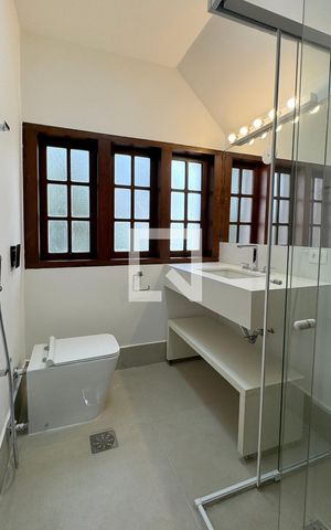 Casa de condomínio para alugar com 450m², 4 quartos e 6 vagasBanheiro Corredor