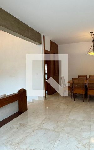 Casa de condomínio para alugar com 450m², 4 quartos e 6 vagasSala