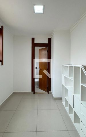 Casa de condomínio para alugar com 450m², 4 quartos e 6 vagasQuarto de Serviço