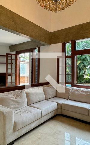 Casa de condomínio para alugar com 450m², 4 quartos e 6 vagasSala
