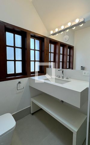 Casa de condomínio para alugar com 450m², 4 quartos e 6 vagasBanheiro Corredor