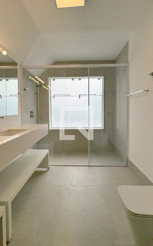 Casa de condomínio para alugar com 450m², 4 quartos e 6 vagasBanheiro da Suíte 1