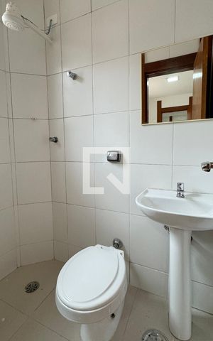 Casa de condomínio para alugar com 450m², 4 quartos e 6 vagasBanheiro de serviço