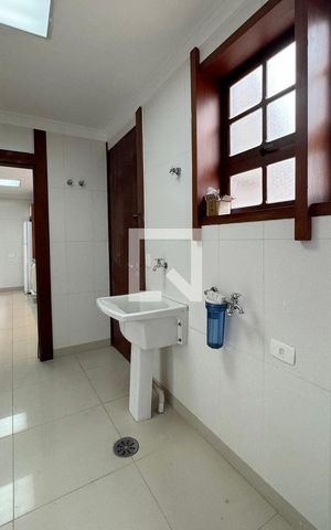 Casa de condomínio para alugar com 450m², 4 quartos e 6 vagasÁrea de Serviço