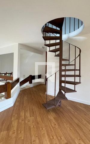 Casa de condomínio para alugar com 450m², 4 quartos e 6 vagasEscada