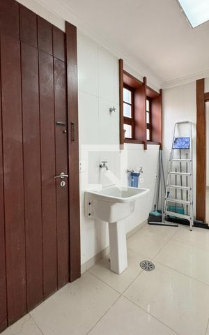 Casa de condomínio para alugar com 450m², 4 quartos e 6 vagasÁrea de Serviço