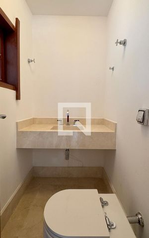 Casa de condomínio para alugar com 450m², 4 quartos e 6 vagasLavabo
