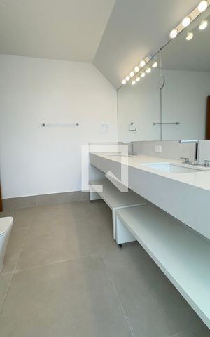 Casa de condomínio para alugar com 450m², 4 quartos e 6 vagasBanheiro da Suíte 1