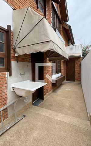 Casa de condomínio para alugar com 450m², 4 quartos e 6 vagasÁrea de Serviço