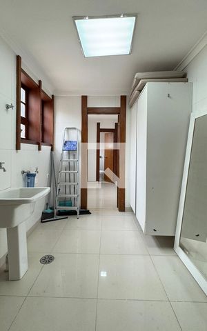 Casa de condomínio para alugar com 450m², 4 quartos e 6 vagasÁrea de Serviço