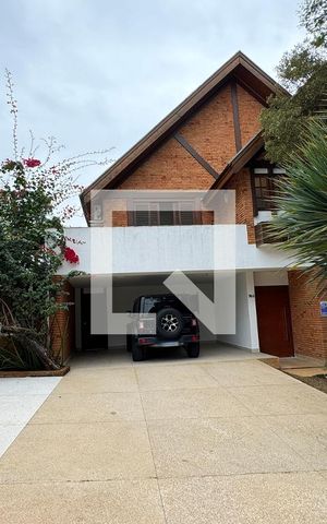 Casa de condomínio para alugar com 450m², 4 quartos e 6 vagasFachada