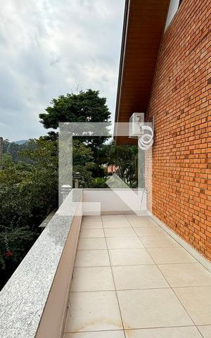 Casa de condomínio para alugar com 450m², 4 quartos e 6 vagassacada da Suíte 1