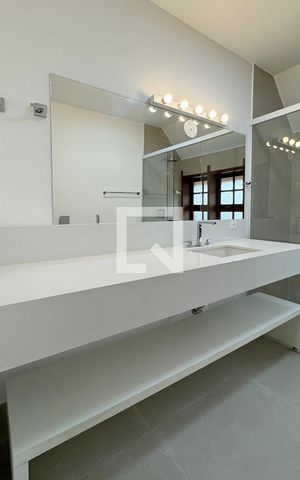 Casa de condomínio para alugar com 450m², 4 quartos e 6 vagasBanheiro da Suíte 2