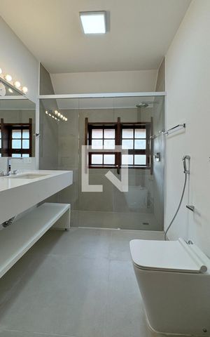Casa de condomínio para alugar com 450m², 4 quartos e 6 vagasBanheiro da Suíte 2