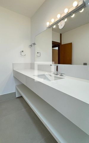 Casa de condomínio para alugar com 450m², 4 quartos e 6 vagasBanheiro da Suíte 2