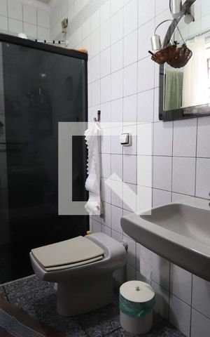 Casa à venda com 427m², 5 quartos e 4 vagasBanheiro da Suíte 1 Casa 2