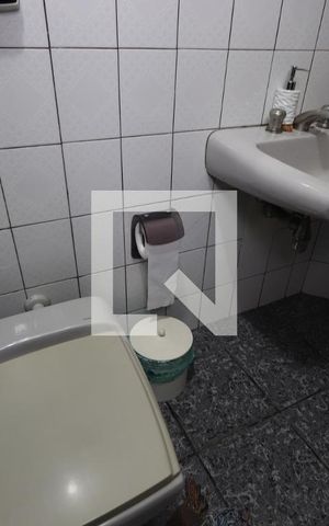 Casa à venda com 427m², 5 quartos e 4 vagasBanheiro da Suíte 1 Casa 2