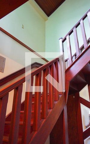 Casa à venda com 267m², 5 quartos e 6 vagasEscada para segundo andar