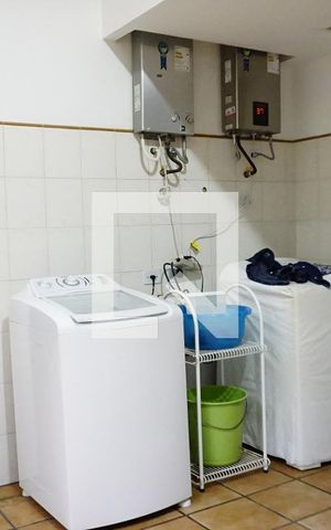 Casa de condomínio para alugar com 460m², 4 quartos e 2 vagasArea de Serviço