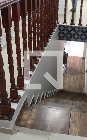 Casa à venda com 270m², 4 quartos e 3 vagasEscada