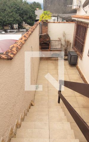 Casa à venda com 140m², 2 quartos e 2 vagasEscada