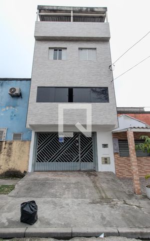 Casa à venda com 200m², 4 quartos e 2 vagas Casa à venda com 200m², 4 quartos e 2 vagasFachada