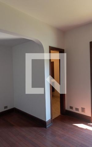 Casa à venda com 570m², 4 quartos e 4 vagas Casa à venda com 570m², 4 quartos e 4 vagasSala de Tv