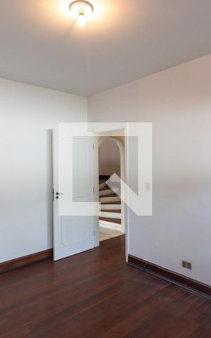 Casa à venda com 570m², 4 quartos e 4 vagas Casa à venda com 570m², 4 quartos e 4 vagasQuarto 4