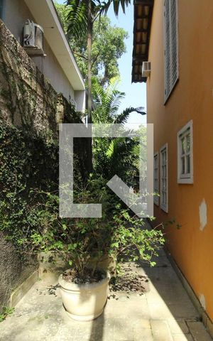 Casa à venda com 700m², 4 quartos e 4 vagasLateral esquerda da casa