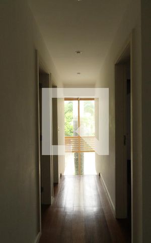 Casa à venda com 700m², 4 quartos e 4 vagasCorredor entre os quartos 