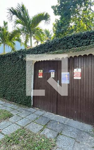 Casa à venda com 700m², 4 quartos e 4 vagas Casa à venda com 700m², 4 quartos e 4 vagasFachada