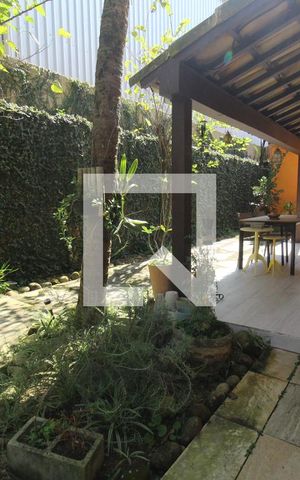 Casa à venda com 700m², 4 quartos e 4 vagasVaranda da lateral direita da casa