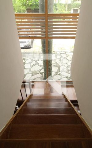 Casa à venda com 700m², 4 quartos e 4 vagasEscada
