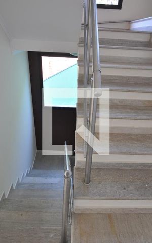 Casa para alugar com 600m², 4 quartos e 4 vagasEscada