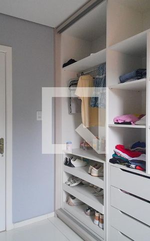 Casa à venda com 220m², 2 quartos e 4 vagas Casa à venda com 220m², 2 quartos e 4 vagasCloset