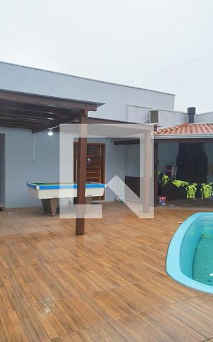 Casa à venda com 220m², 2 quartos e 4 vagas Casa à venda com 220m², 2 quartos e 4 vagasFachada