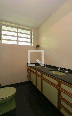 Casa para alugar com 355m², 6 quartos e 4 vagas Casa para alugar com 355m², 6 quartos e 4 vagasBanheiro Social