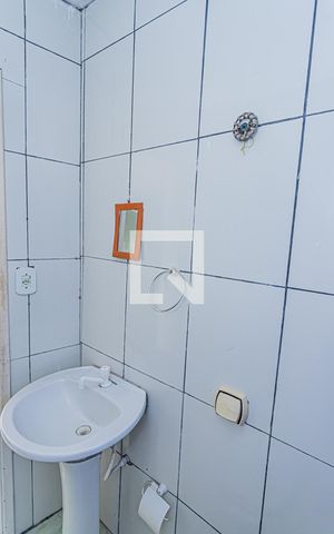 Casa para alugar com 75m², 2 quartos e 1 vaga Casa para alugar com 75m², 2 quartos e 1 vagaBanheiro Social