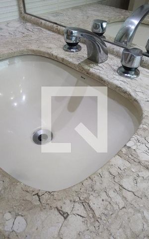 Casa de condomínio à venda com 250m², 4 quartos e 2 vagas Casa de condomínio à venda com 250m², 4 quartos e 2 vagasBanheiro da Suíte