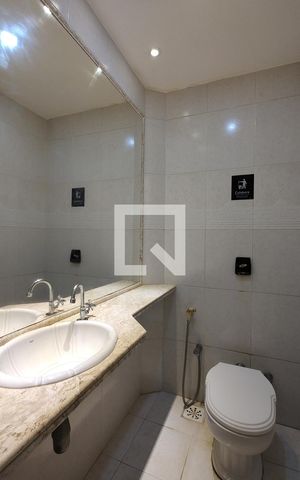 Casa de condomínio à venda com 250m², 4 quartos e 2 vagasLavabo